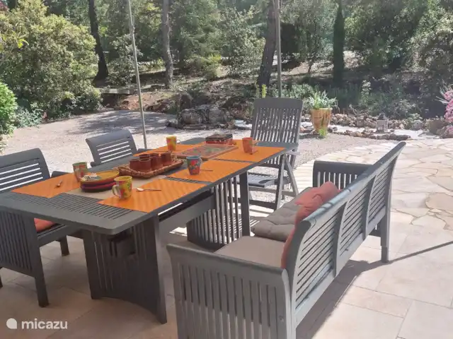 Revé d'Azur en Francia, Var, Nans-les-Pins - casa vacacional Terraza cubierta y amplia con vistas al jardín, hermosos árboles... y por supuesto también en la piscina