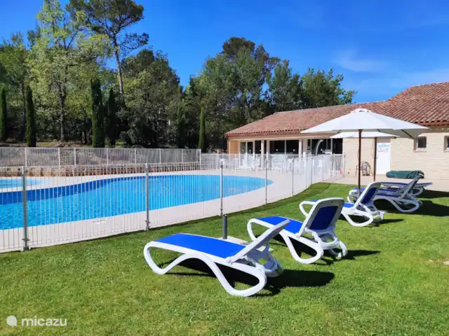 Revé d'Azur en Francia, Var, Nans-les-Pins - casa vacacional Gran piscina comunitaria con tumbonas y más.
Junto a ella también una piscina infantil