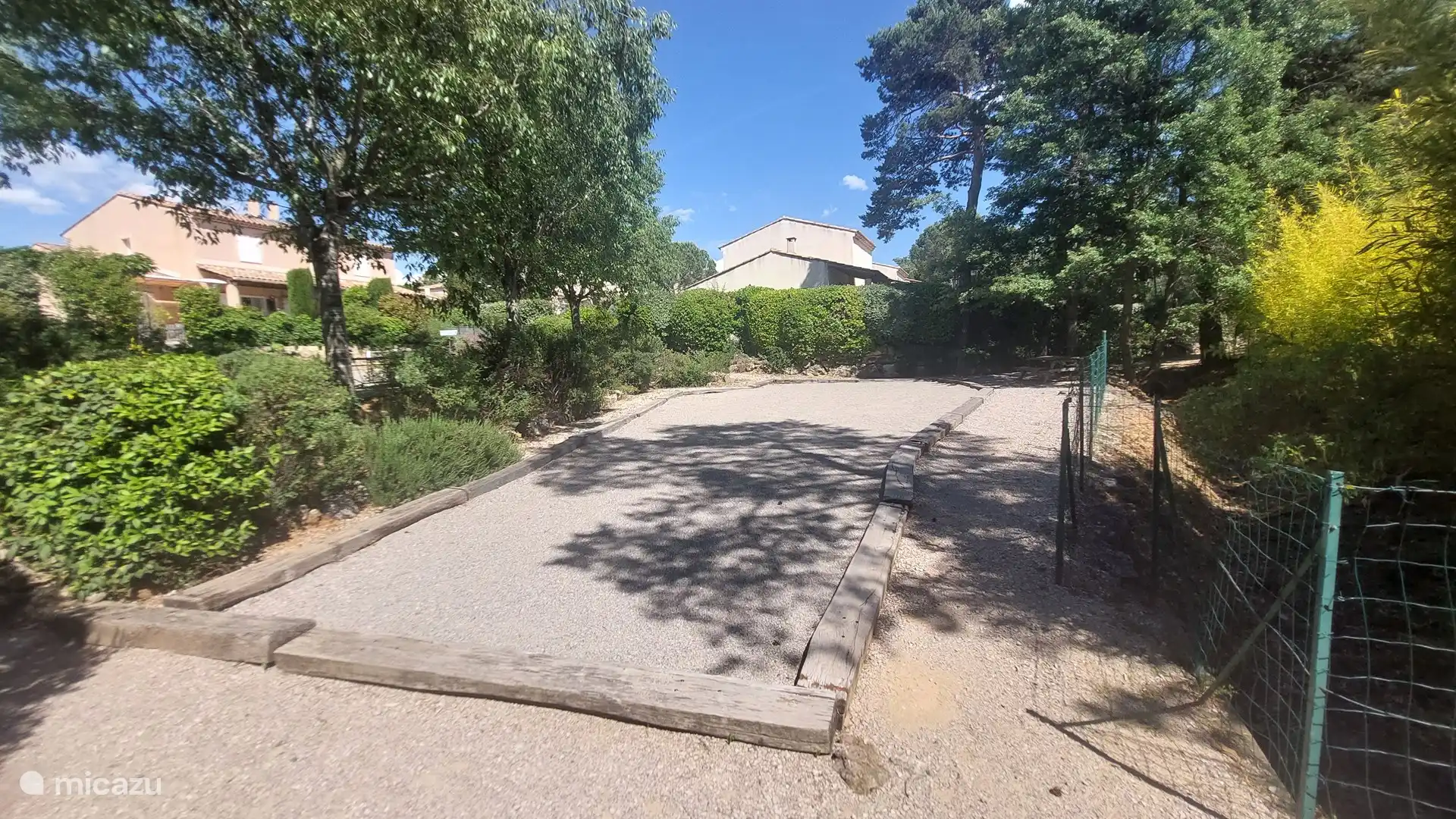 Jardin du Golf petanque court