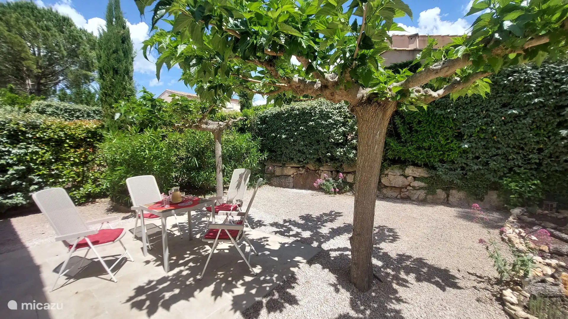 Terrace south-east with shady plane trees - ideal also for a petit-d&#233;jeuner in peace in the morning...