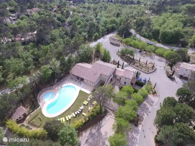 Revé d'Azur en Francia, Var, Nans-les-Pins - casa vacacional Entrada a la Résidence Jardin du Golf, recepción y gran piscina comunitaria, junto a ella la pista de petanca