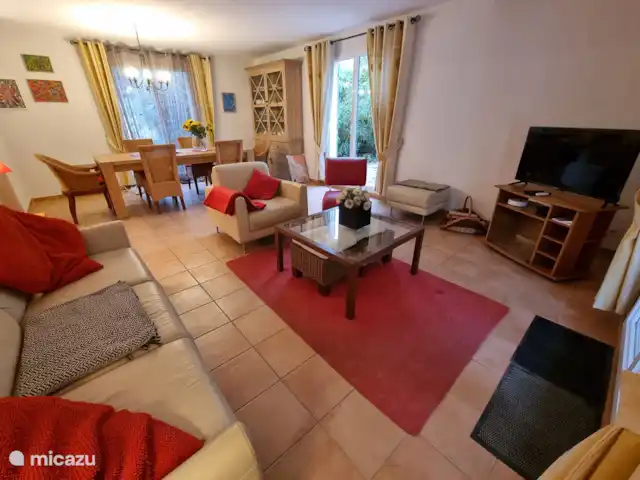 Revé d'Azur en Francia, Var, Nans-les-Pins - casa vacacional Salón comedor con acceso directo a las terrazas y piscina