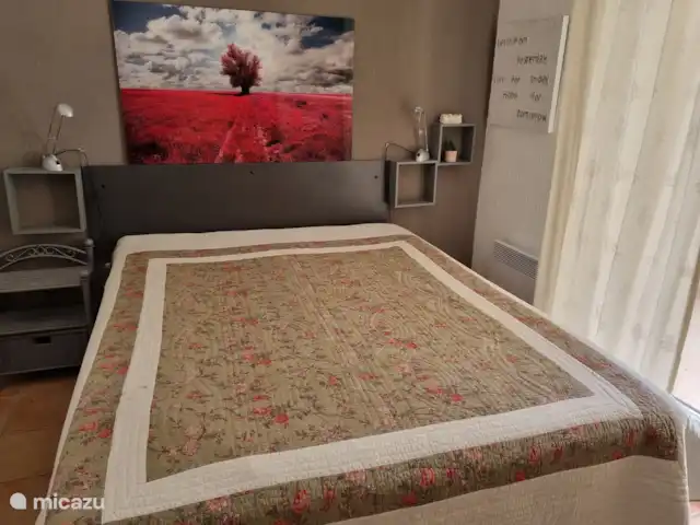 Revé d'Azur en Francia, Var, Nans-les-Pins - casa vacacional Dormitorio (suite principal) con acceso directo a la terraza, piscina y baño y aseo separados