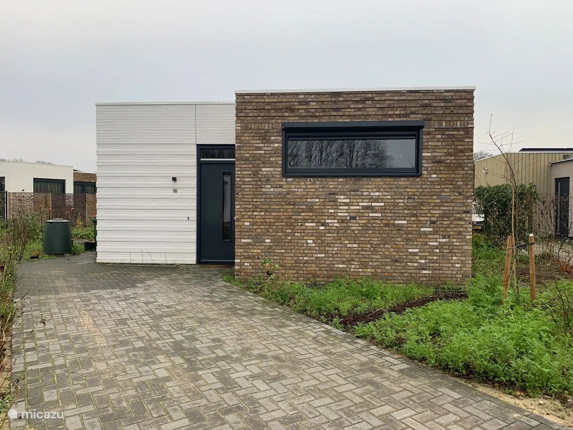 Voordeur met parkeerplaats