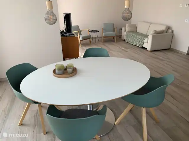 Vista del prado en Países Bajos, Barbante Septentrional, Cromvoirt - bungaló Mesa de cocina y zona de estar en el salón.