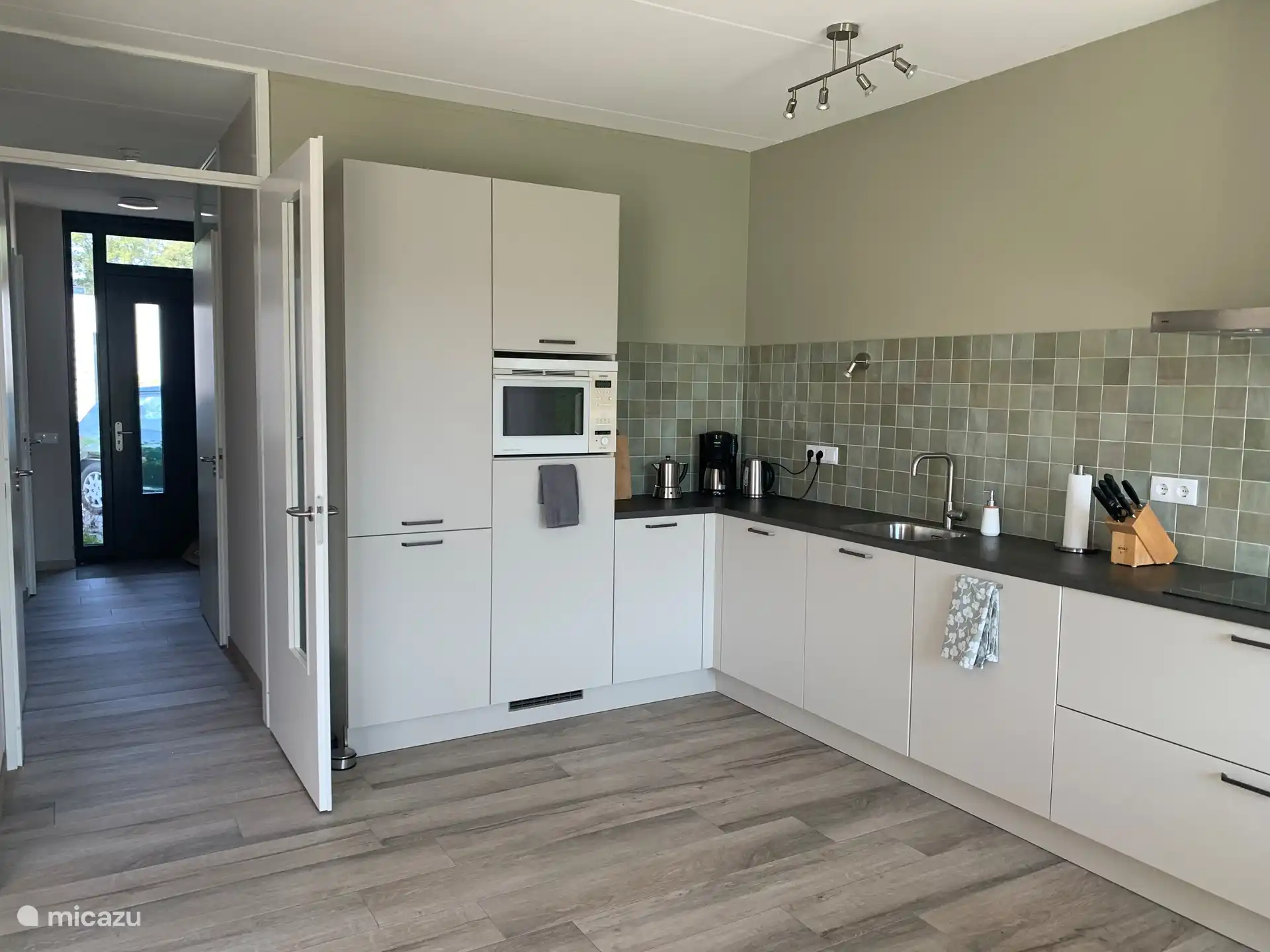 Open keuken met vaatwasser en magnetronoven