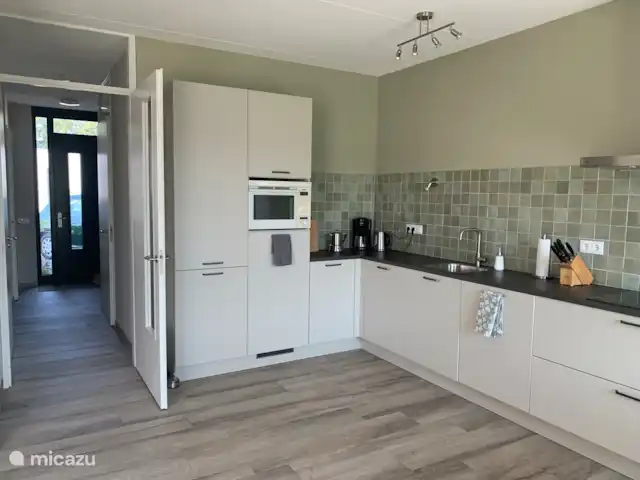 Vista del prado en Países Bajos, Barbante Septentrional, Cromvoirt - bungaló Cocina abierta con lavavajillas y microondas.