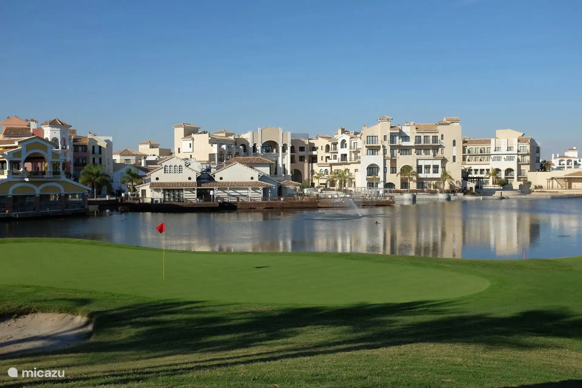 View from the golf course to the lake and Hotel Doubletree by Hilton