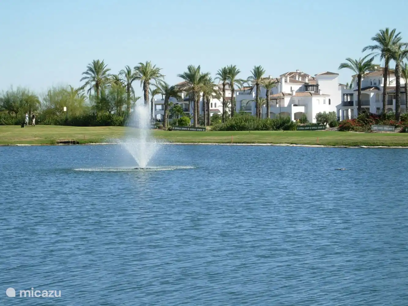 Meer bij de golfbaan in het centrum van de stad