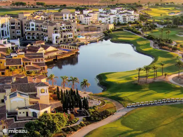 Ático Almendral en España, Murcia, Torre-Pacheco - penthouse Hotel Doubletree en el centro de la ciudad junto al lago