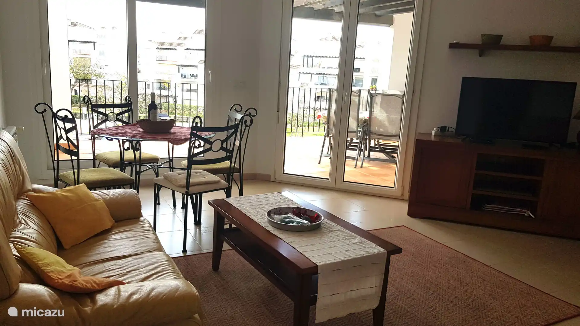 Woonkamer met uitzicht op het terras