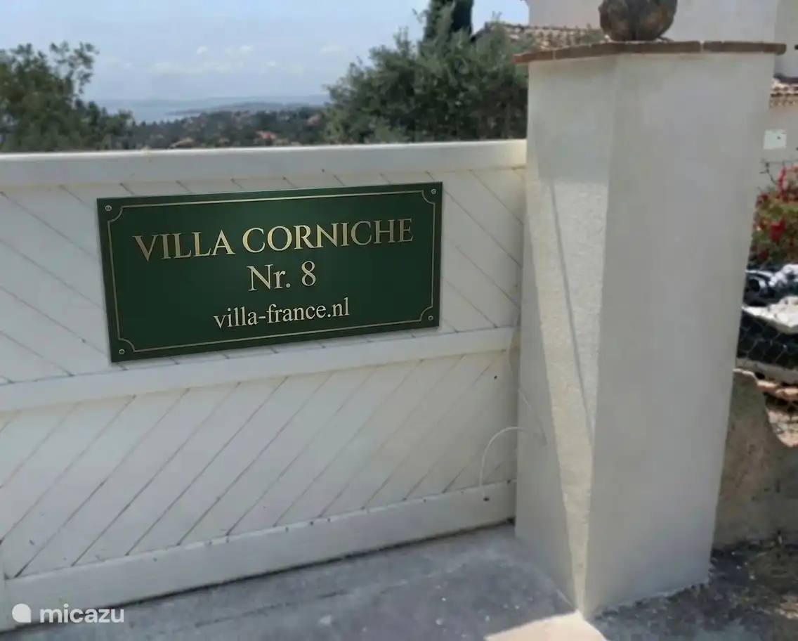 La puerta de entrada de la villa tiene cochera y espacio para más de 5 vehículos.