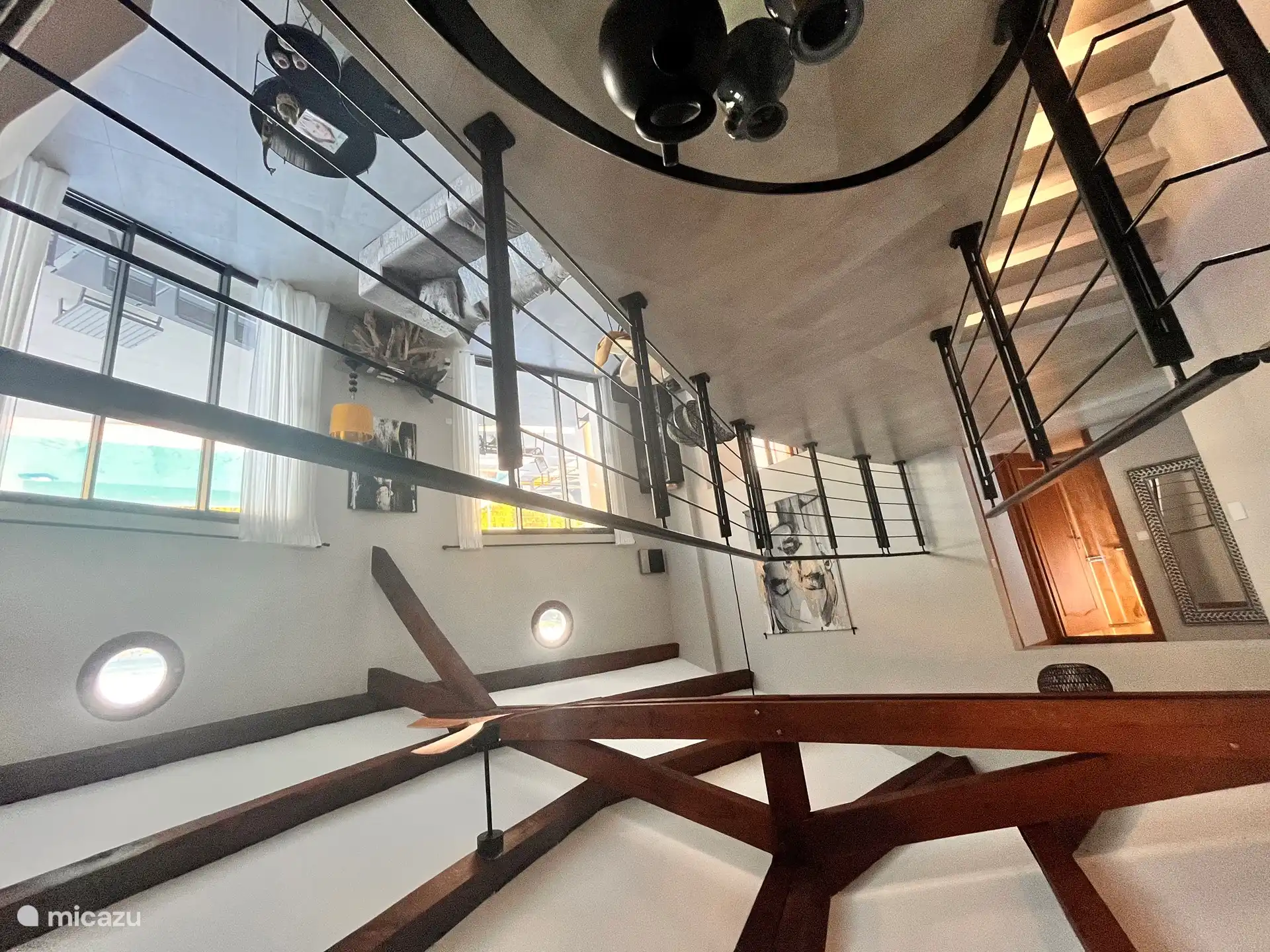 Treppenabsatz mit Blick auf das Wohnzimmer und den Pool