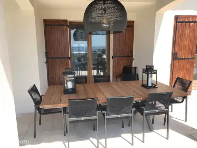 Villa Corniche con vistas al mar en St Tropez en Francia, Costa Azul, Les Issambres - villa Mesa de terraza con vistas a la piscina desbordante y a la bahía de Saint Tropez