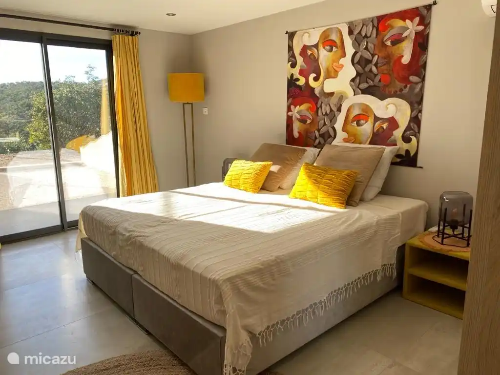 Großes Schlafzimmer mit flüsterleiser Klimaanlage im Nebengebäude