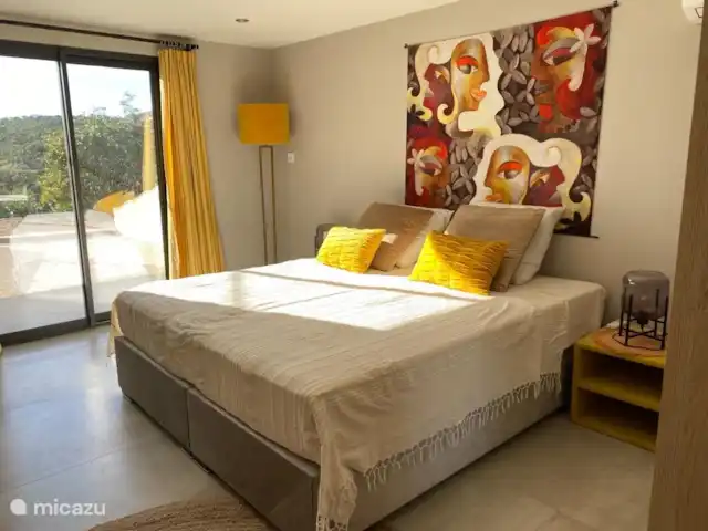 Villa Corniche con vistas al mar en St Tropez en Francia, Costa Azul, Les Issambres - villa Amplio dormitorio con silencioso aire acondicionado, baño anexo