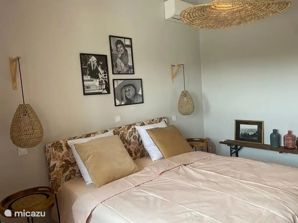 Schlafzimmer mit flüsterleiser Klimaanlage mit Meerblick