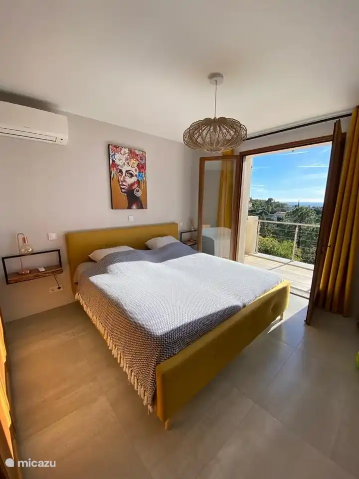 Schlafzimmer mit flüsterleiser Klimaanlage mit Meerblick