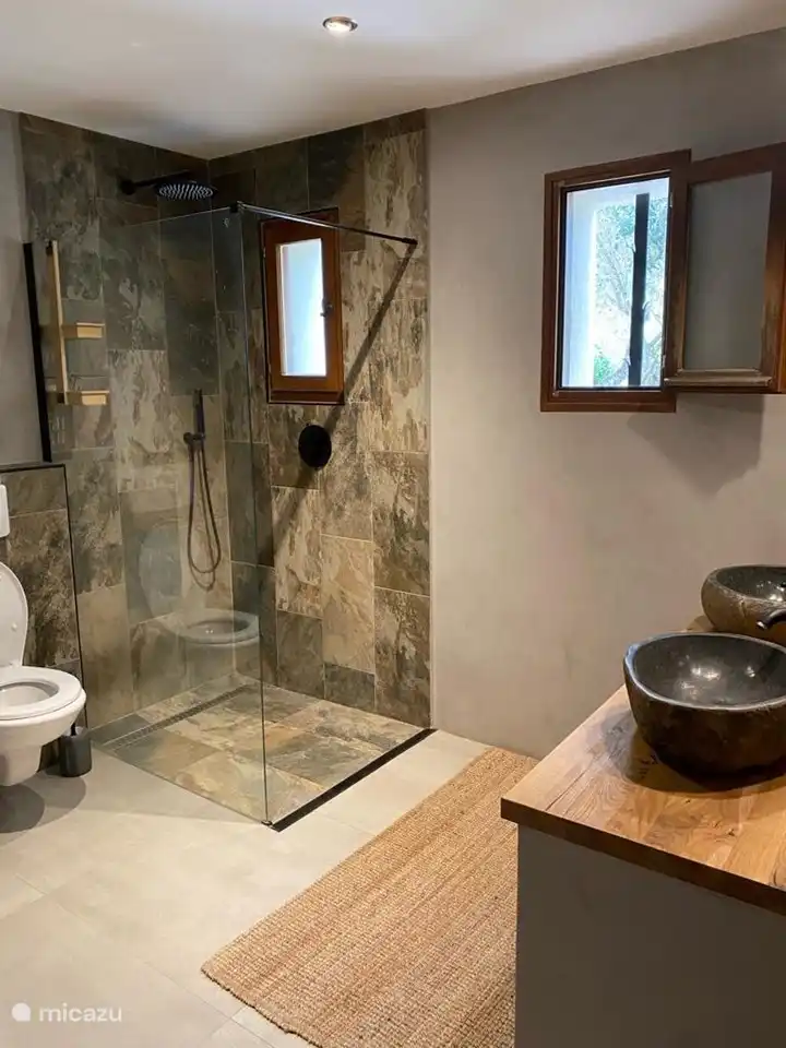 Sehr geräumiges Badezimmer mit Regendusche, Doppelwaschbecken und WC