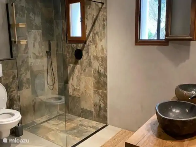 Villa Corniche con vistas al mar en St Tropez en Francia, Costa Azul, Les Issambres - villa Baño muy espacioso con ducha de lluvia, lavabo doble e inodoro