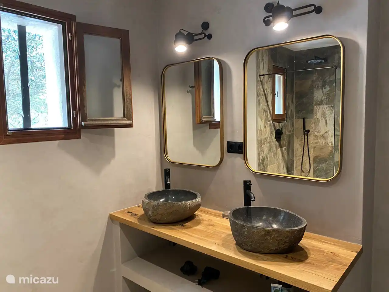 Sehr geräumiges Badezimmer mit Schüttgut, Doppelwaschbecken und WC