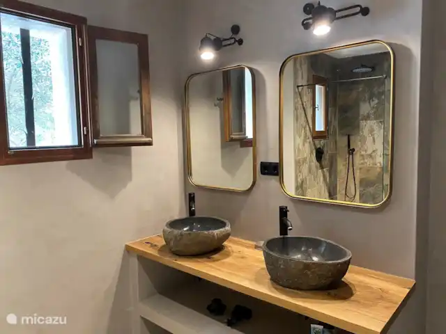 Villa Corniche con vistas al mar en St Tropez en Francia, Costa Azul, Les Issambres - villa Baño muy espacioso con productos a granel, doble lavabo e inodoro