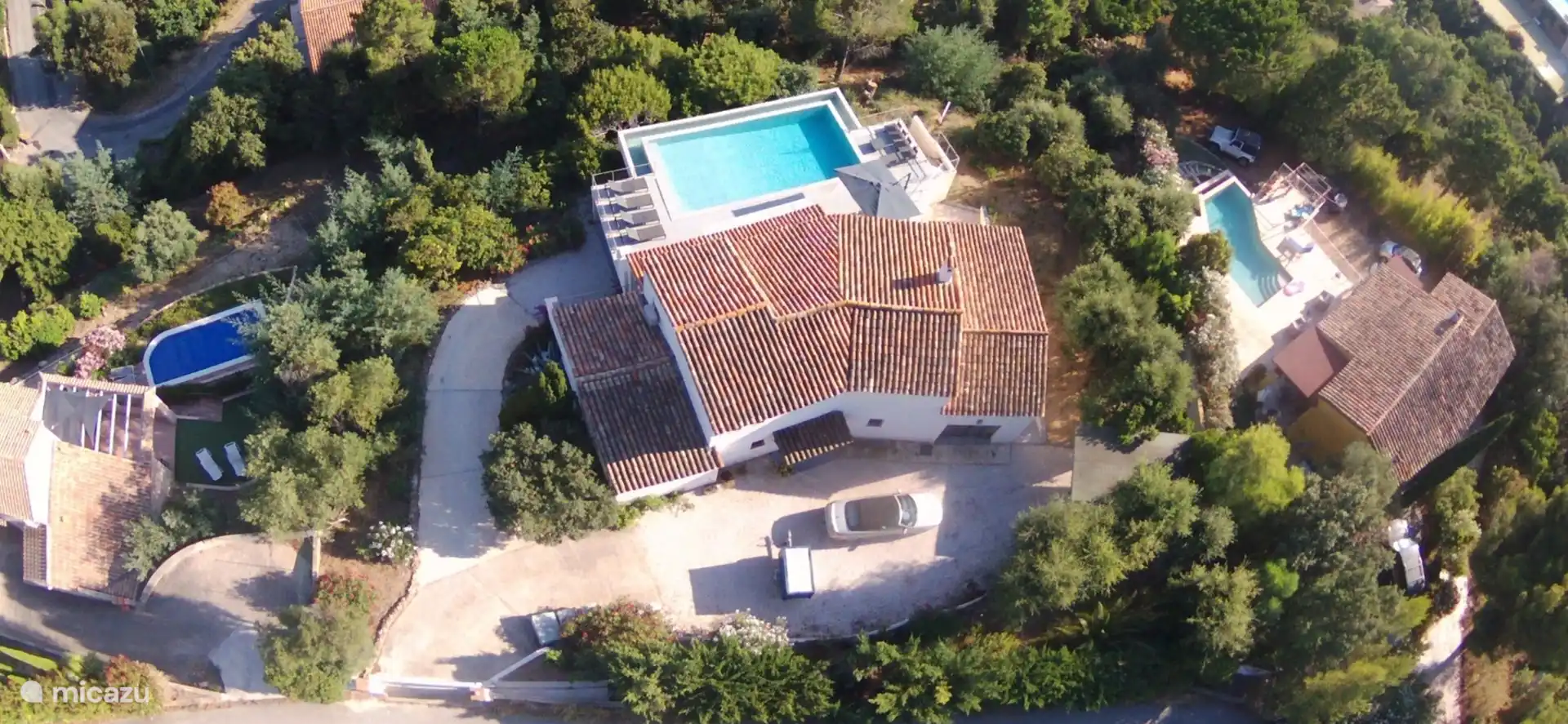 Draufsicht auf die Vorderseite der Villa