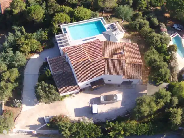 Villa Corniche con vistas al mar en St Tropez en Francia, Costa Azul, Les Issambres - villa Vista superior del frente de la villa