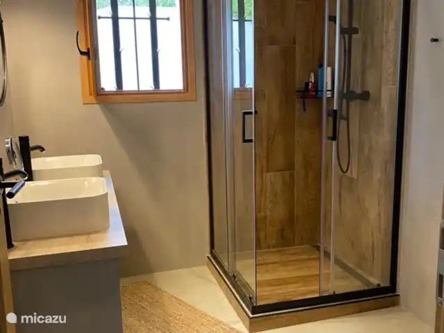 Villa Corniche con vistas al mar en St Tropez en Francia, Costa Azul, Les Issambres - villa Cuarto de baño con doble lavabo, ducha de lluvia e inodoro.