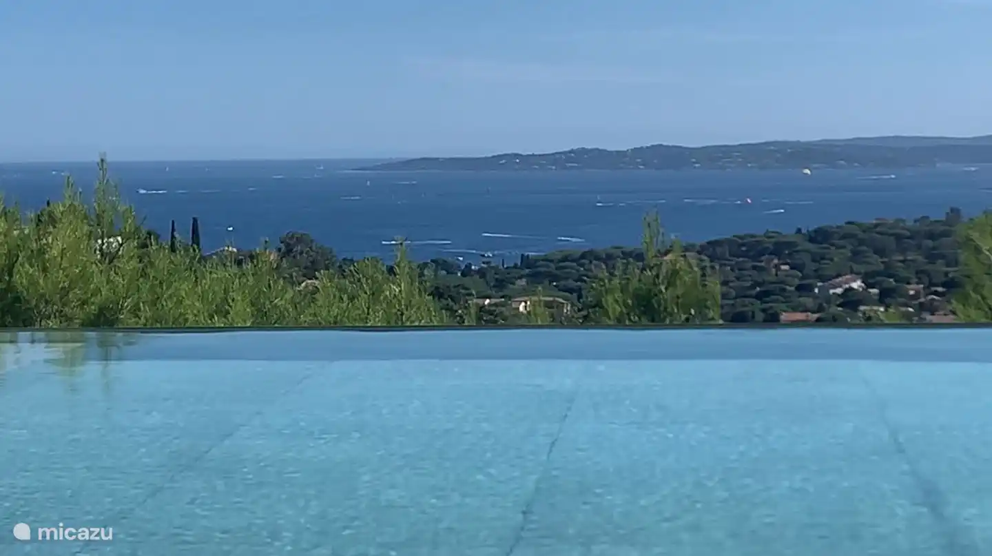 Blick vom Wohn- und Esszimmer und der Küche über die Terrasse und den Swimmingpool auf die Bucht von Saint Tropez