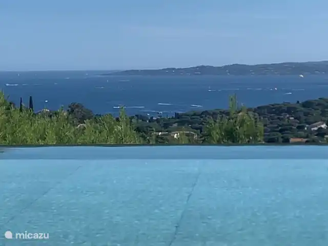 Villa Corniche con vistas al mar en St Tropez en Francia, Costa Azul, Les Issambres - villa Vista desde el salón, el comedor y la cocina sobre la terraza y la piscina sobre la bahía de Saint Tropez.