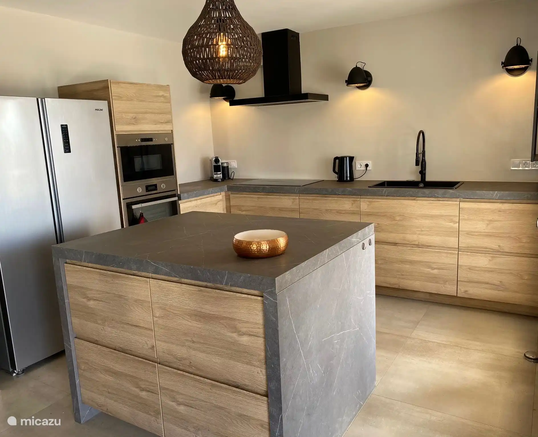 Küche mit allen Geräten