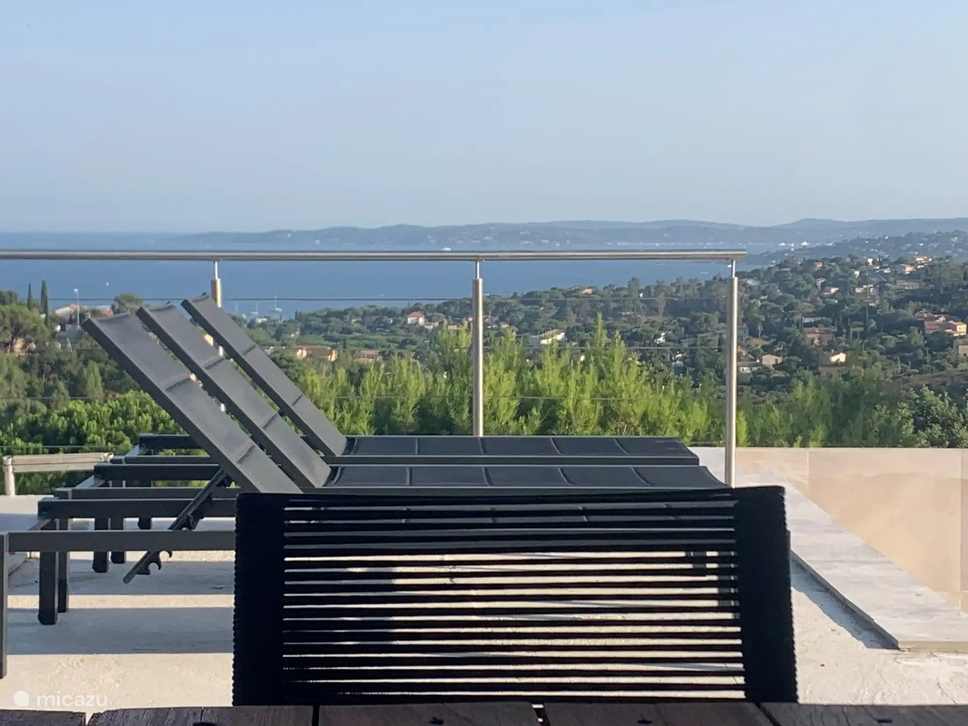 Blick von der Terrasse und der Küche auf den Überlaufpool und die Bucht von Saint Tropez.