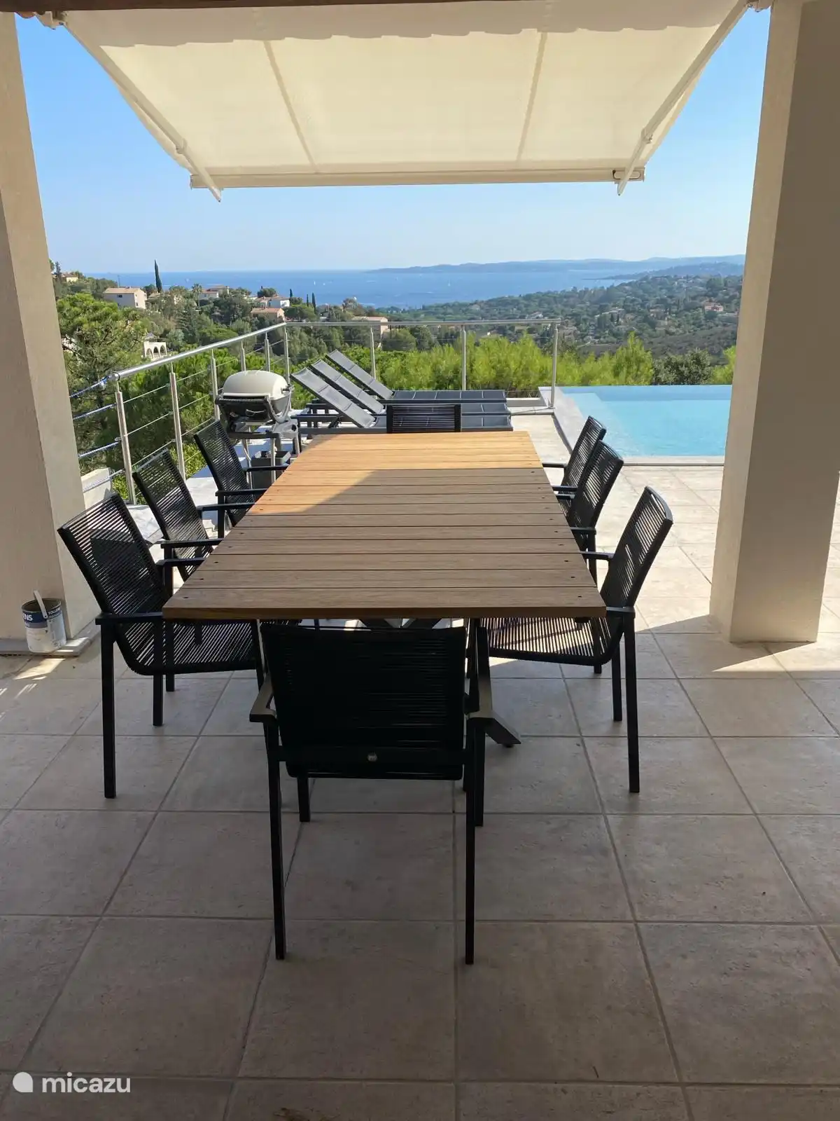 Esstisch im Freien mit Grill