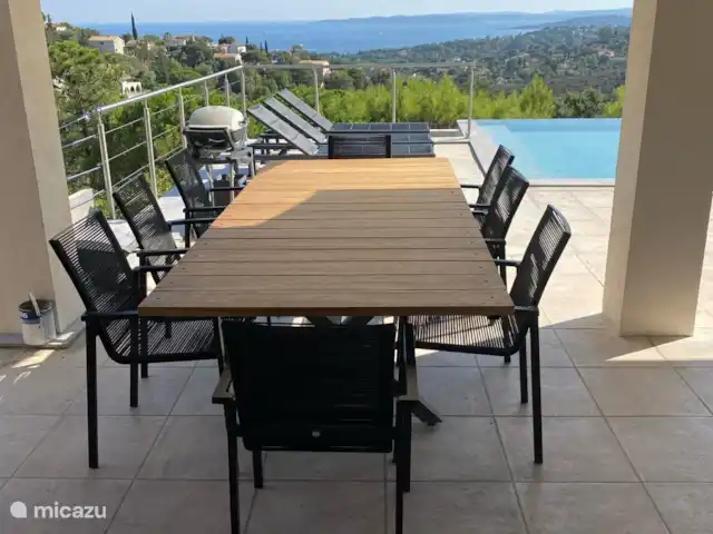 Villa Corniche con vistas al mar en St Tropez en Francia, Costa Azul, Les Issambres - villa Mesa de comedor al aire libre con barbacoa