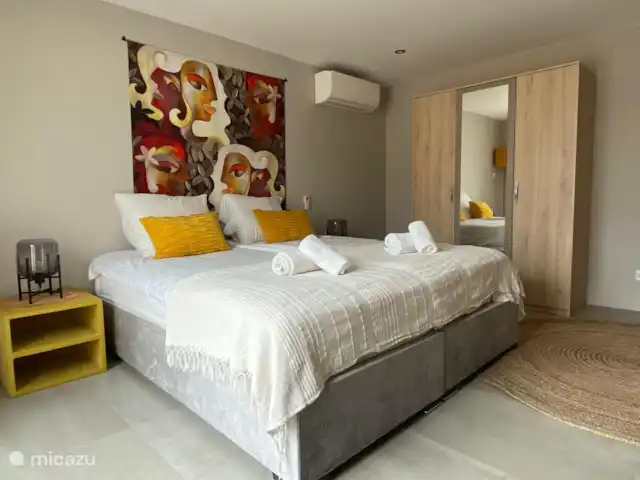 Villa Corniche con vistas al mar en St Tropez en Francia, Costa Azul, Les Issambres - villa Dormitorio muy espacioso con aire acondicionado silencioso y baño anexo