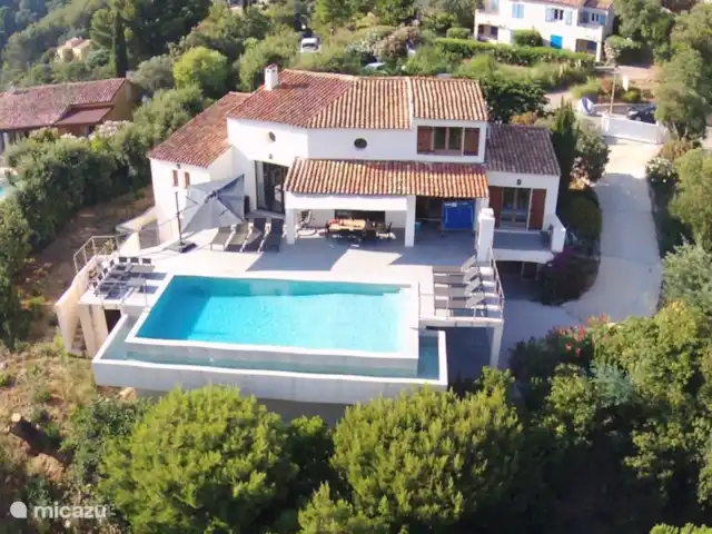 Villa Corniche con vistas al mar en St Tropez en Francia, Costa Azul, Les Issambres - villa Vista superior de la piscina