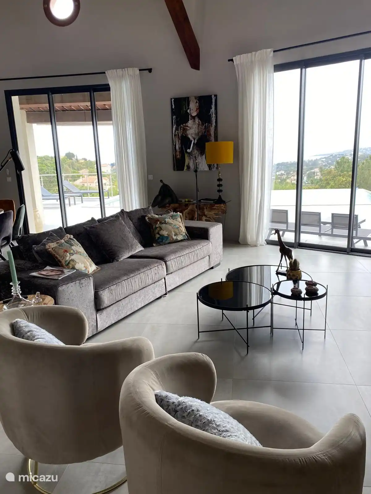 Wohnzimmer mit Blick auf den Überlaufpool und die Bucht von Saint Tropez