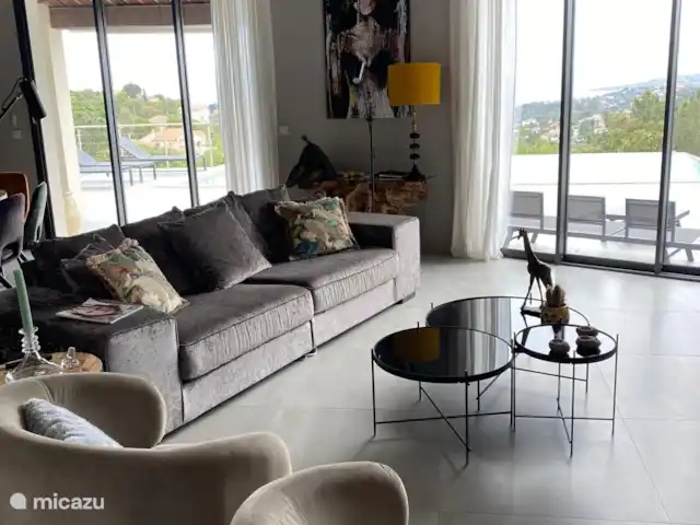 Villa Corniche con vistas al mar en St Tropez en Francia, Costa Azul, Les Issambres - villa Sala de estar con vistas a la piscina desbordante y a la bahía de Saint Tropez