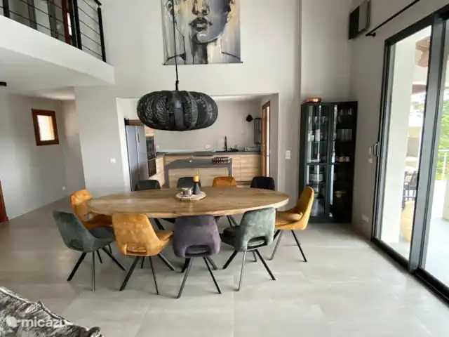 Villa Corniche con vistas al mar en St Tropez en Francia, Costa Azul, Les Issambres - villa Cocina abierta con mesa de comedor