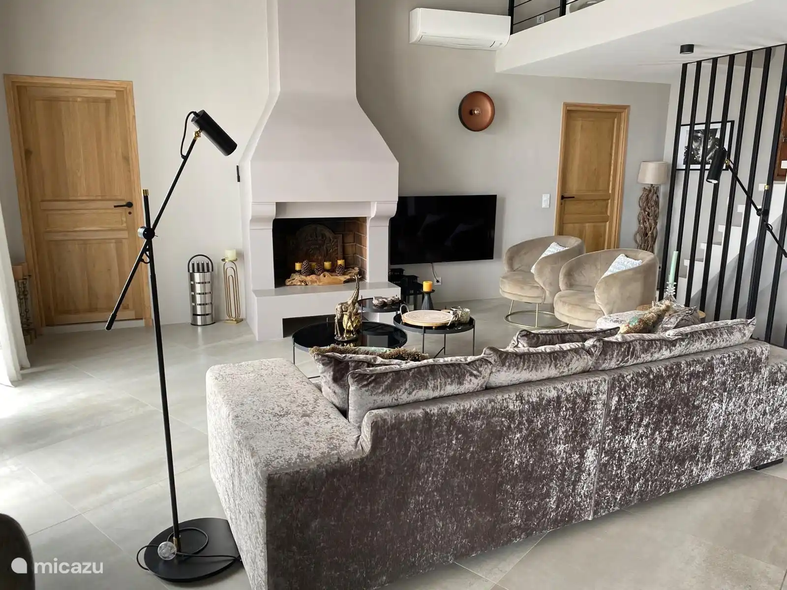 Wohnzimmer mit Smart-TV, Sonos-Installation und Kamin