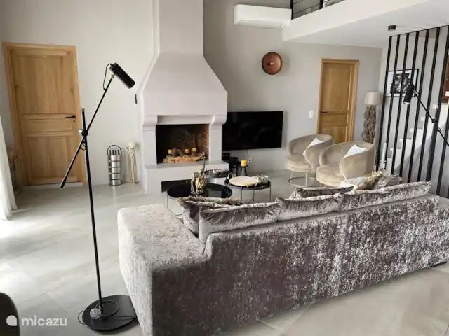 Villa Corniche con vistas al mar en St Tropez en Francia, Costa Azul, Les Issambres - villa Sala de estar con smart TV, instalación Sonos y chimenea