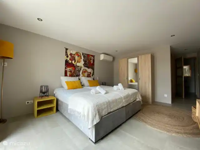 Villa Corniche con vistas al mar en St Tropez en Francia, Costa Azul, Les Issambres - villa Dormitorio muy amplio con baño anexo