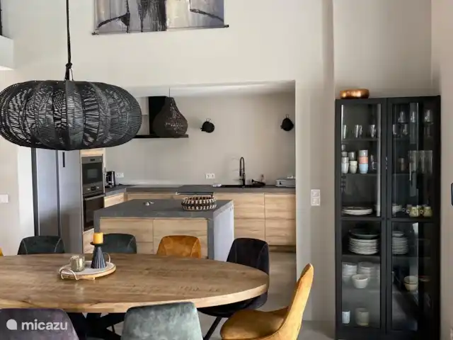 Villa Corniche con vistas al mar en St Tropez en Francia, Costa Azul, Les Issambres - villa Cocina abierta con mesa de comedor