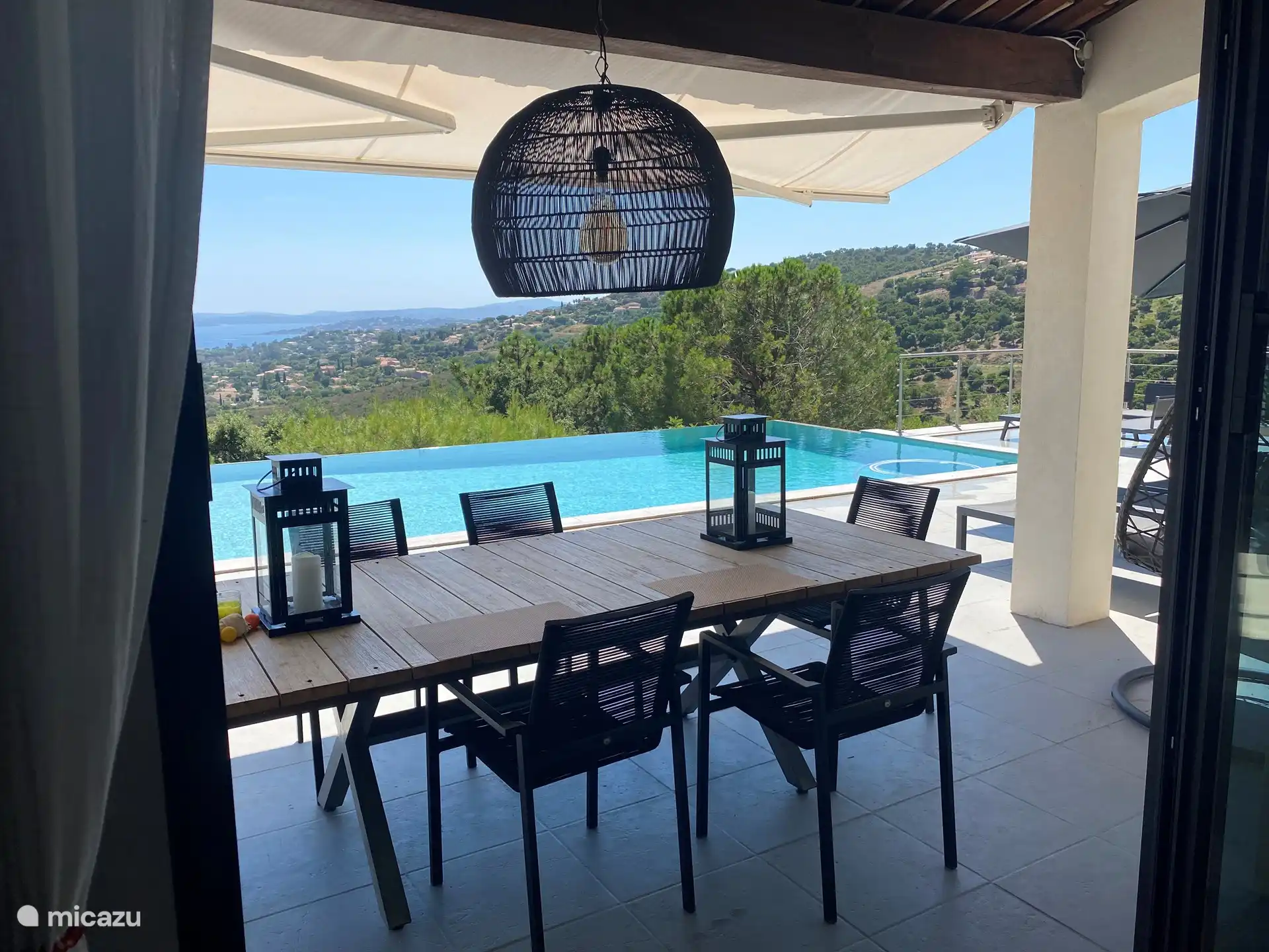 Äußere Schichten mit Blick auf das Überlaufbecken und die Bucht von Saint Tropez