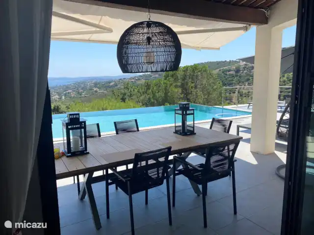 Villa Corniche con vistas al mar en St Tropez en Francia, Costa Azul, Les Issambres - villa Capas exteriores con vistas a la piscina desbordante y a la bahía de Saint Tropez