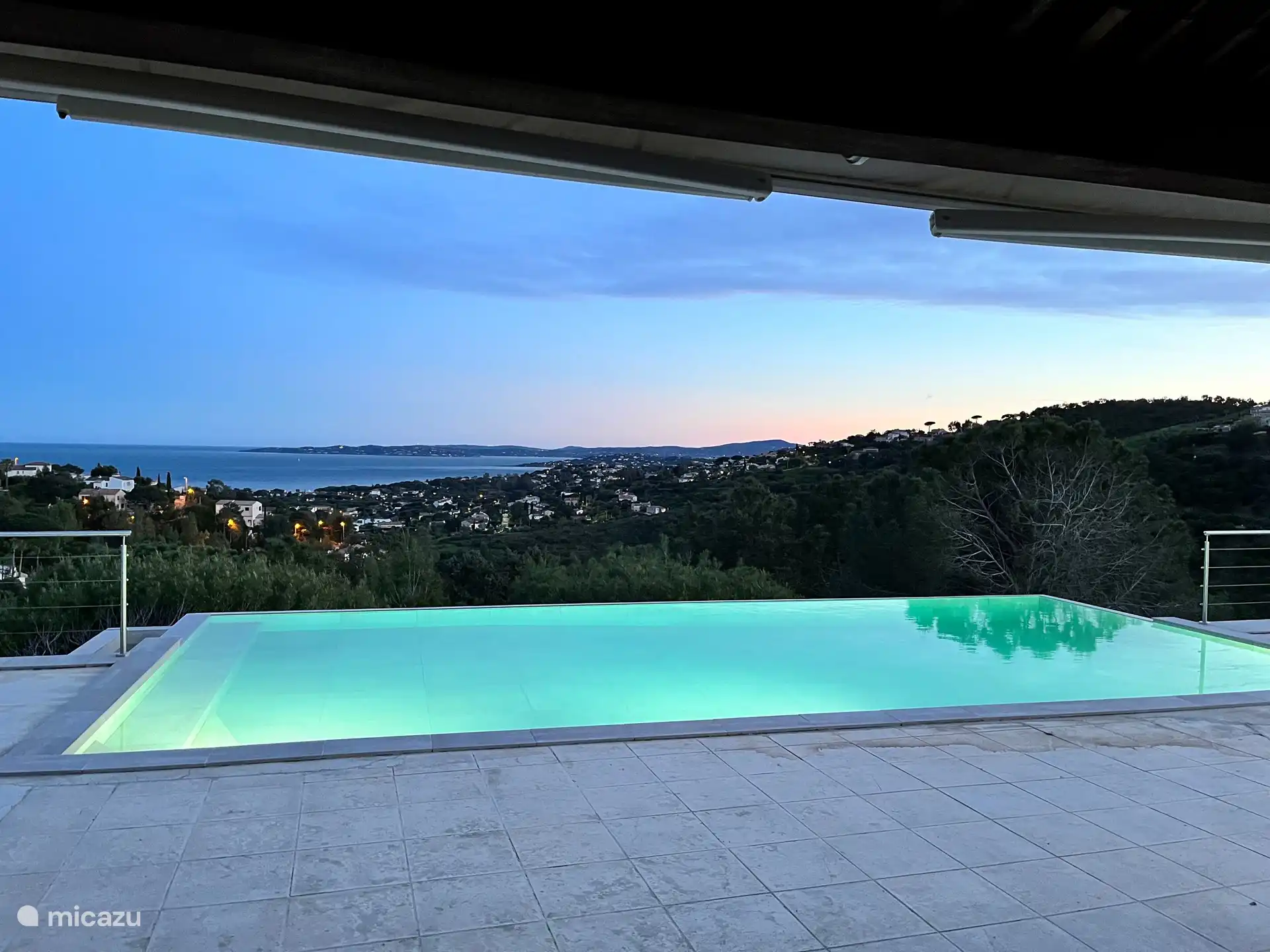 Atemberaubender Blick auf die Bucht bei Sonnenuntergang