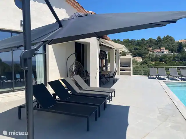 Villa Corniche con vistas al mar en St Tropez en Francia, Costa Azul, Les Issambres - villa Sombrilla grande con iluminación LED