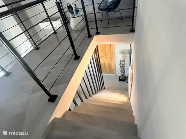 Villa Corniche con vistas al mar en St Tropez en Francia, Costa Azul, Les Issambres - villa Elegante escalera desde el dormitorio hasta la planta baja