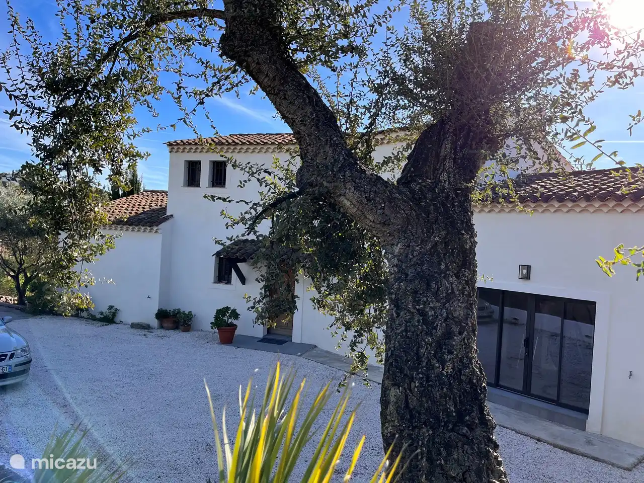 Vor der komplett freistehenden Villa